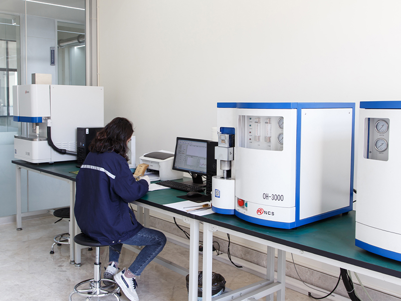 Analyzátor vodíku, kyslíku, uhlíku a síry